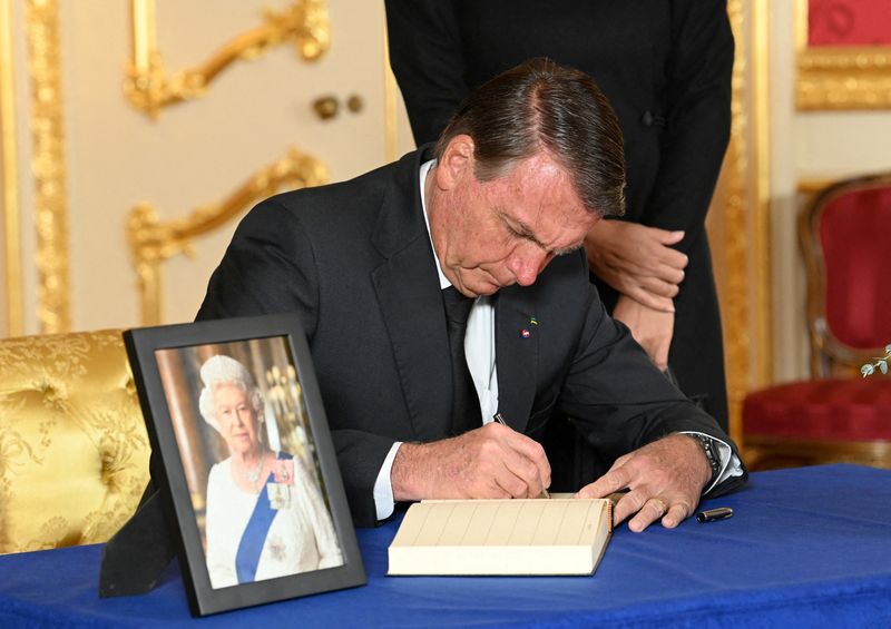 &copy; Reuters. Ao lado da mulher,  Michelle, Bolsonaro assina livro de condolências da rainha Elizabeth em Londres
18/09/2022
Jonathan Hordle/Pool via REUTERS