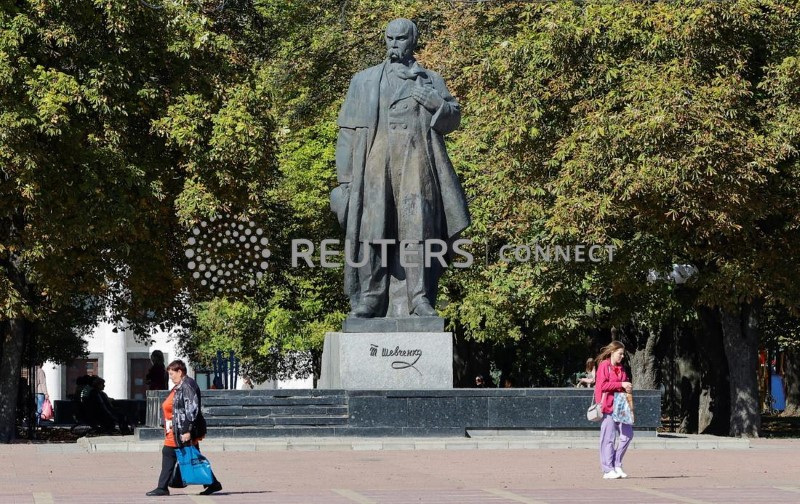 &copy; Reuters. Viandantes pasan por delante de un monumento al poeta ucraniano Taras Shevchenko en el transcurso del conflicto entre Rusia y Ucrania en Luhansk, Ucrania. 20 de septiembre de 2022. REUTERS/Alexander Ermochenko