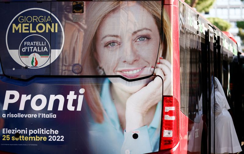 &copy; Reuters. Une affiche de campagne électorale de Giorgia Meloni, leader du parti d'extrême droite Frères d'Italie, est affichée sur un bus avant l'élection surprise du 25 septembre, à Rome, en Italie. /Photo prise le 20 Septembre 2022/REUTERS/Yara Nardi