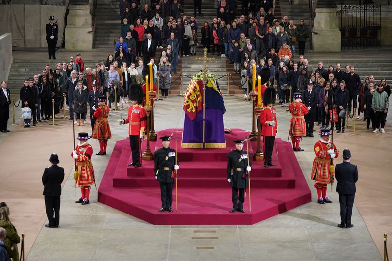 &copy; Reuters. أفراد العائلة المالكة والضيوف يحضرون مراسم جنازة الملكة إليزابيث الثانية في قصر وستمنستر في لندن يوم الاثنين. صورة لرويترز من ممثل لوكالات 