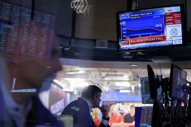 &copy; Reuters. Operadores trabalham enquanto tela mostra gráfico de cotações do Dow Jones na Bolsa de Valores de Nova York, em Manhattan
13/09/2022
REUTERS/Andrew Kelly