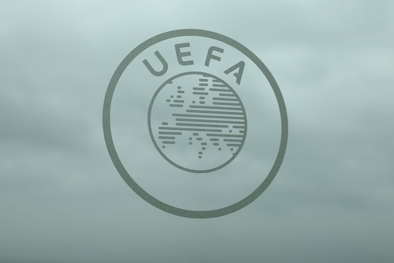 &copy; Reuters. شعار الاتحاد الأوروبي لكرة القدم (اليويفا) في نيون بسويسرا يوم السابع من أبريل نيسان 2022. تصوير: دينيس باليبوس - رويترز.