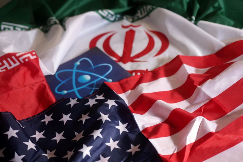 &copy; Reuters. رمز الذرة والعلمان الأمريكي والإيراني في صورة توضيحية التقطت يوم الثامن من سبتمبر أيلول 2022. 
تصوير: دادو روفيتش - رويترز.