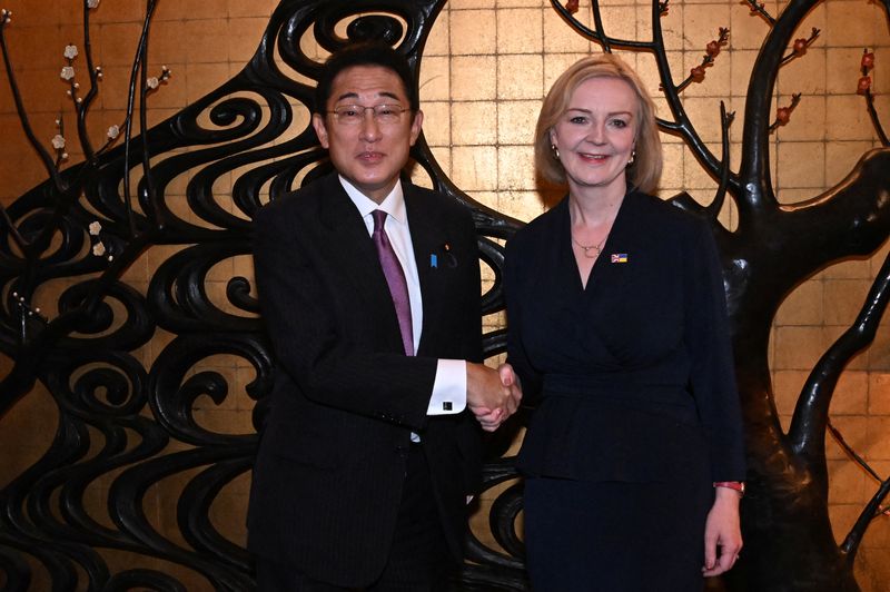 &copy; Reuters. 英国のトラス首相は２０日、国連総会に出席するため訪問中のニューヨークで岸田文雄首相と会談し、中国による台湾への挑発行為を非難した。英首相官邸の報道官が発表した。写真は同日