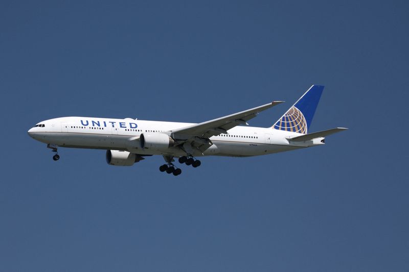&copy; Reuters. FILE PHOTO: A United Airlines Boeing 777-200  lands at San Francisco International Airport, San Francisco, California, April 14, 2015.   REUTERS/Louis Nastro/File Photo