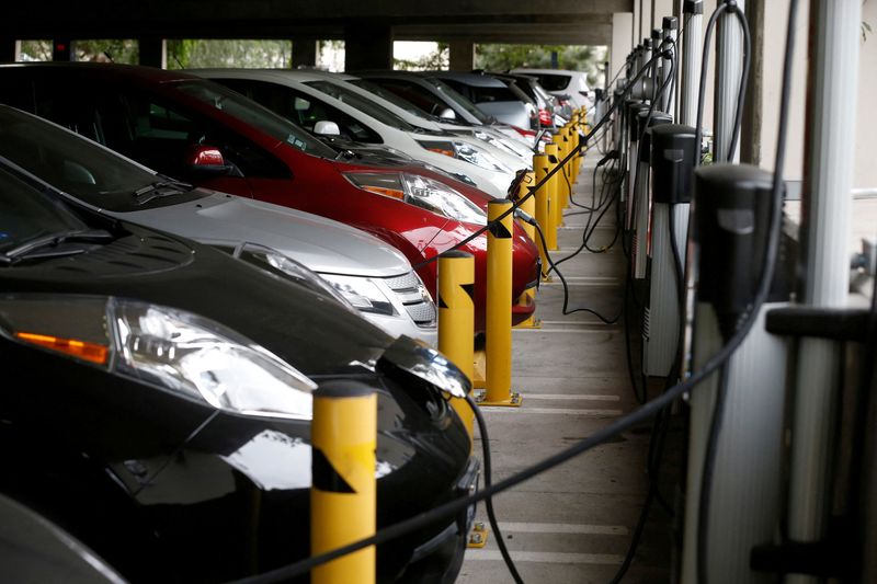 &copy; Reuters. FILE PHOTO: Electric cars sit charging in a parking garage at the University of California, Irvine January 26, 2015. REUTERS/Lucy Nicholson/File Photo