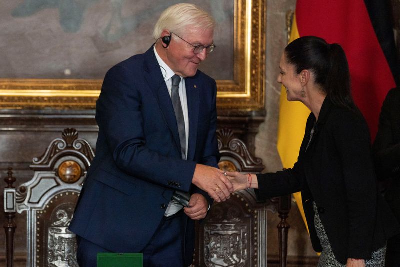 &copy; Reuters. German President Frank-Walter Steinmeier shakes hands with Mexico City's Mayor Claudia Sheinbaum during a ceremony to honor him with a Distinguished Guest recognition at City Hall in Mexico City, Mexico September 20, 2022. REUTERS/Toya Sarno Jordan