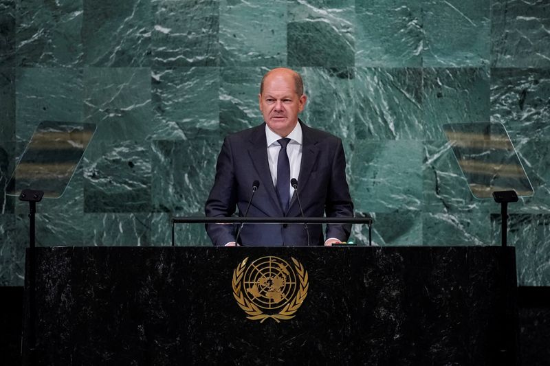 &copy; Reuters. المستشار الألماني أولاف شولتس يلقي خطابا أمام الجلسة السابعة والسبعين للجمعية العامة في الأمم المتحدة في مقر الأمم المتحدة بنيويورك يوم ال