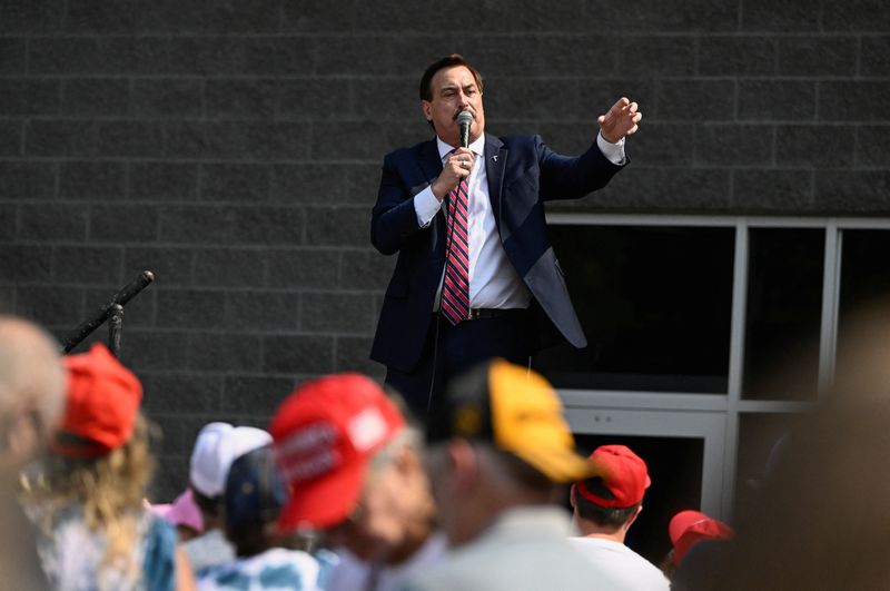 &copy; Reuters. Imagen de archivo de Mike Lindell hablando antes del mitin del expresidente estadounidense Donald Trump en Youngstown, Ohio, Estados Unidos. 17 de septiembre, 2022.  REUTERS/Gaelen Morse/Archivo