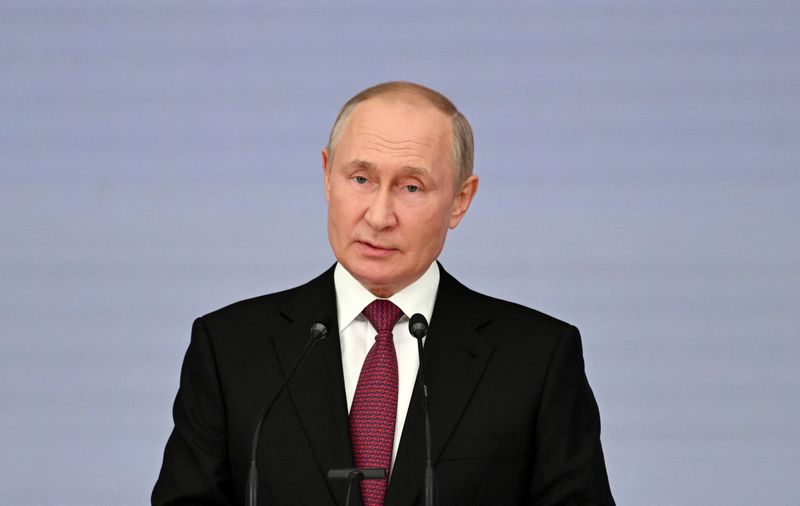 &copy; Reuters. الرئيس الروسي فلاديمير بوتين يتحدث خلال اجتماع في موسكو بروسيا يوم الثلاثاء. صورة لرويترز من ممثل لوكالات الأنباء.