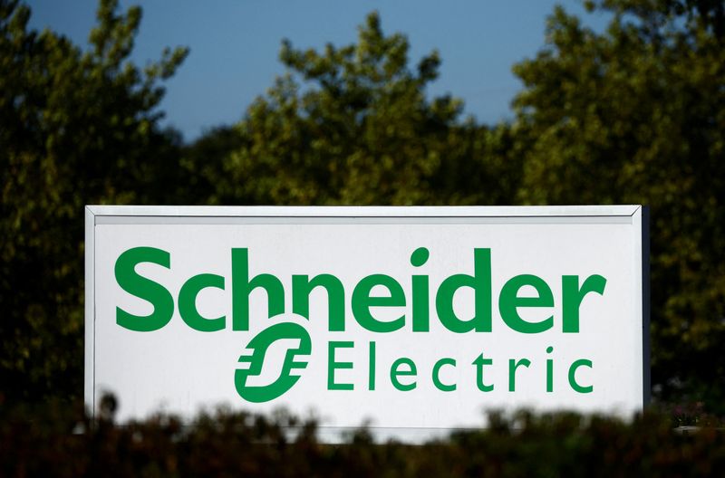 &copy; Reuters. Le logo de Schneider Electric est visible à l'extérieur d'un bâtiment de l'entreprise à Nantes, en France. /Photo prise le 20 septembre 2022/REUTERS/Stéphane Mahé