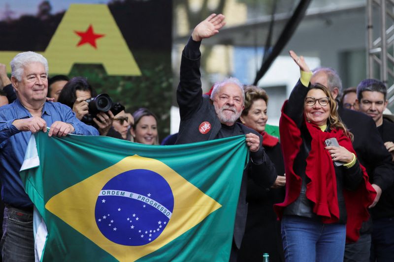 &copy; Reuters. 　９月２１日、ブラジル大統領選の世論調査によると、ルラ元大統領（写真中央）が現職ボルソナロ大統領に対する支持率のリードを１０ポイントに拡大した。写真はクリチバで９月１７日