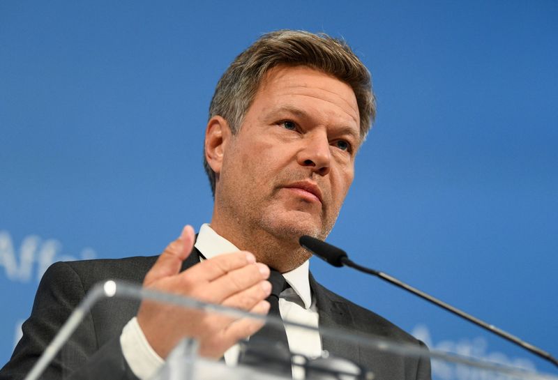 &copy; Reuters. El ministro de Economía alemán, Robert Habeck, asiste a una rueda de prensa, ya que Alemania ha acordado nacionalizar Uniper mediante la compra de la participación de Fortum en el importador de gas, en Berlín, Alemania. 21 de septiembre de 2022. REUTE