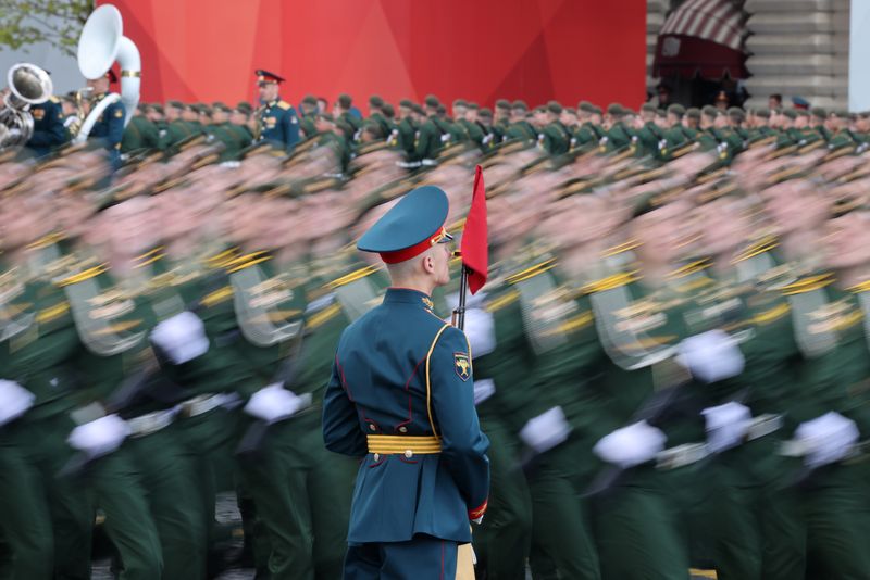 &copy; Reuters. FOTO DE ARCHIVO: Miembros del ejército ruso marchan junto a una guardia de honor durante un desfile militar en el Día de la Victoria, que marca el 77º aniversario de la victoria sobre la Alemania nazi en la Segunda Guerra Mundial, en la Plaza Roja en e