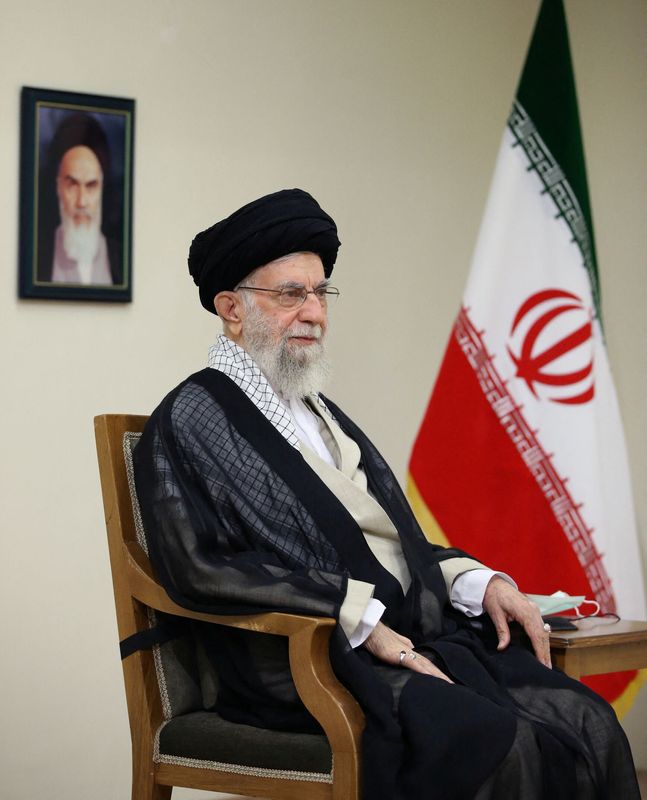 &copy; Reuters. الزعيم الإيراني الأعلى آية الله علي خامنئي خلال اجتماع في طهران يوم 19 يوليو تموز 2022. صورة لرويترز من وكالة أنباء فارس. (يحظر إعادة البيع أو ال