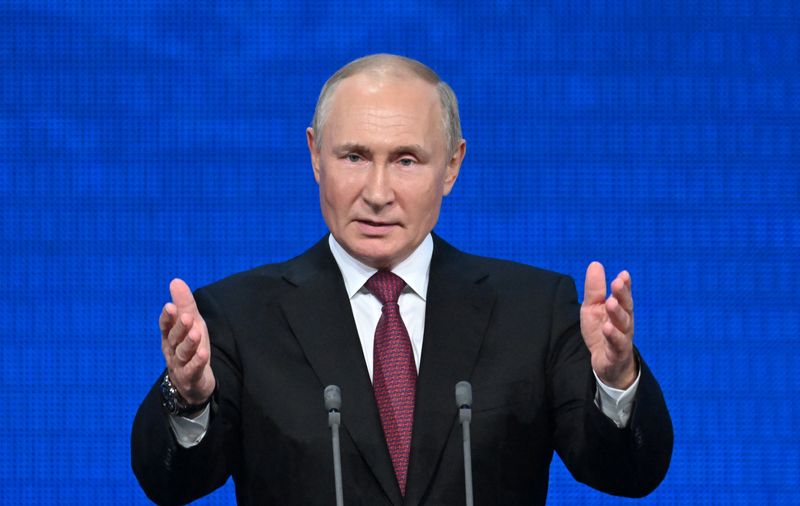 © Reuters. الرئيس الروسي فلاديمير بوتين يلقي خطايا في موسكو يوم الثلاثاء. صورة لرويترز من ممثل لوكالات الأنباء.
