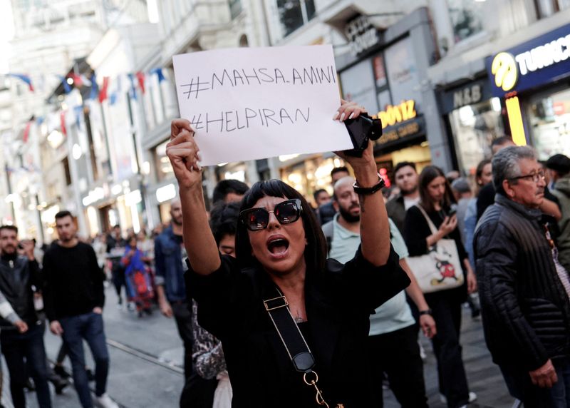 &copy; Reuters. امرأة ترفع لافتة خلال مظاهرة تضامنية مع النساء في إيران بعد وفاة مهسا أميني في إسطنبول بتركيا يوم الثلاثاء. تصوير: مراد سيزر - رويترز.