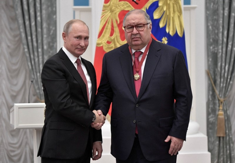 &copy; Reuters. FILE PHOTO: Russian President Vladimir Putin (L) shakes hands with Russian businessman and founder of USM Holdings Alisher Usmanov during an awarding ceremony at the Kremlin in Moscow, Russia November 27, 2018. Sputnik/Alexei Nikolsky/Kremlin via REUTERS/