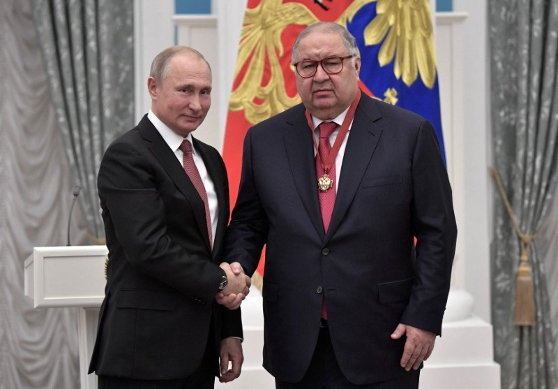 &copy; Reuters. FOTO DE ARCHIVO. El presidente ruso Vladimir Putin (izq.) estrecha la mano del empresario ruso y fundador de USM Holdings, Alisher Usmanov, durante una ceremonia de entrega de premios en el Kremlin en Moscú, Rusia. 27 de noviembre de 2018. Sputnik/Alexei