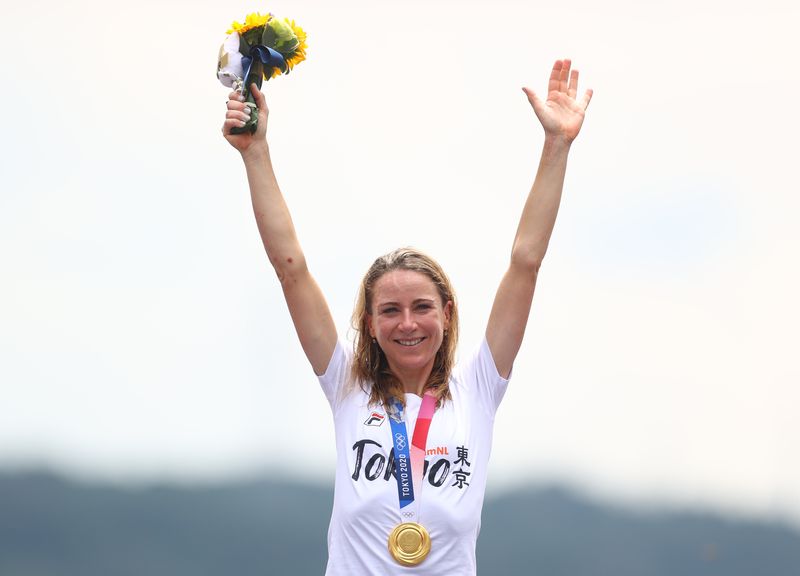 &copy; Reuters. الهولندية أنيميك فان فلوتن تحتفل بفوزها بالميدالية الذهبية على المنصة في حفل توزيع الميداليات في شيزوكا باليابان يوم 28 يوليو تموز 2022. تصوير