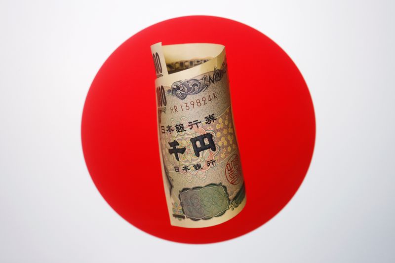&copy; Reuters.  ９月２１日、 東京円債市場で長期金利の指標である新発１０年国債の業者間取引（日本相互証券ベース）が、前日に続いて成立しなかった。写真は円紙幣と日本の国旗のイメージ。６月撮