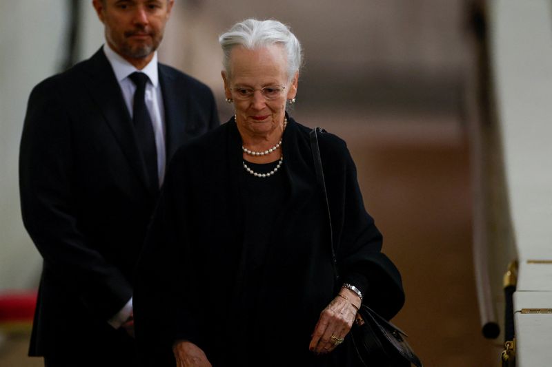 &copy; Reuters. FILE PHOTO: Denmark's Queen Margrethe pays her respects to Britain's Queen Elizabeth, following her death, during her lying-in-state at Westminster Hall, in London, Britain, September 18, 2022. REUTERS/John Sibley/Pool