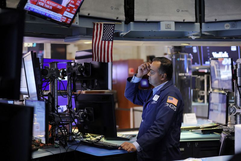 © Reuters. FILE PHOTO: A trader works on the trading floor at the New York Stock Exchange (NYSE) in Manhattan, New York City, U.S., September 13, 2022. REUTERS/Andrew Kelly