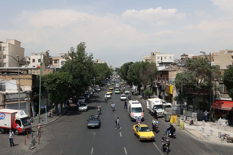 &copy; Reuters. Des voitures roulent dans une rue de Téhéran, en Iran. /Photo prise le 1er mai 2022/REUTERS/Majid Asgaripour/WANA (West Asia News Agency)