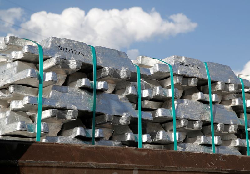&copy; Reuters. Imagen de archivo de lingotes de aluminio en una fábrica de productos de productos planos laminados de aluminio de Novelis, parte del Aditya Birla Group, en Sierre, Suiza. 12 de septiembre, 2018. REUTERS/Denis Balibouse/Archivo