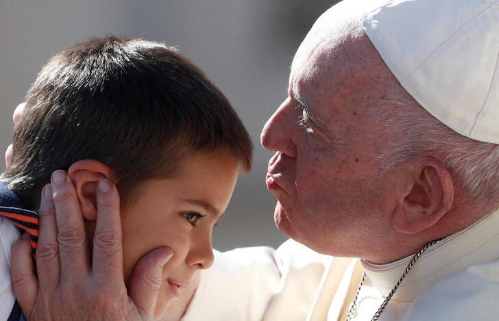 &copy; Reuters. El Papa Francisco besa en la frente a un niño durante la audiencia general semanal en el Vaticano. 21 septiembre 2022. REUTERS/Guglielmo Mangiapane