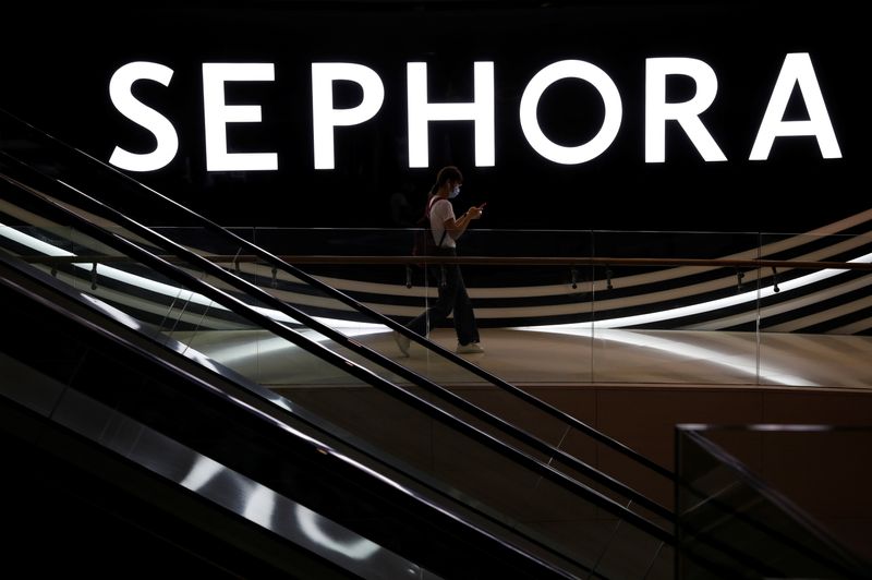&copy; Reuters. FILE PHOTO: A woman wearing a protective face mask passes a Sephora signage at a mall, amid the coronavirus disease (COVID-19) outbreak in Singapore May 27, 2020.  REUTERS/Edgar Su
