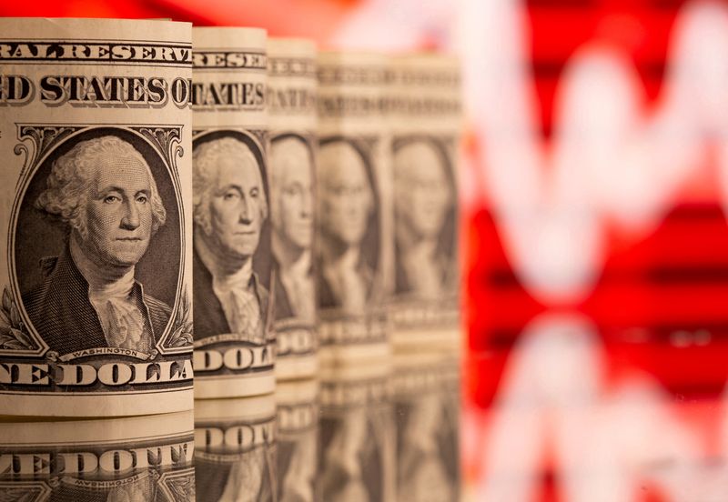 &copy; Reuters. Photo d'illustration montrant des billets de banque américains d'un dollar devant un graphique boursier. /Photo d'illustration du 8 février 2021/REUTERS/Dado Ruvic