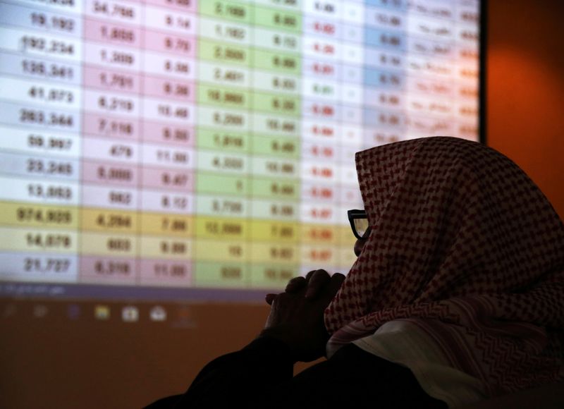 &copy; Reuters. شاشة تعرض أسعار أسهم في البورصة السعودية بالرياض - صورة من أرشيف رويترز. 