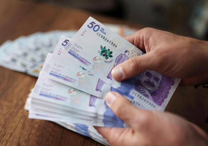 &copy; Reuters. Un empleado cuenta billetes de pesos colombianos en una casa de cambios, en Bogotá, Colombia