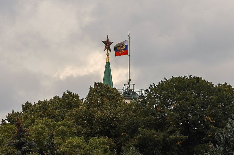&copy; Reuters. Un drapeau d'État russe flotte dans le centre de Moscou, en Russie. /Photo prise le 21 septembre 2022/REUTERS/Evgenia Novozhenina