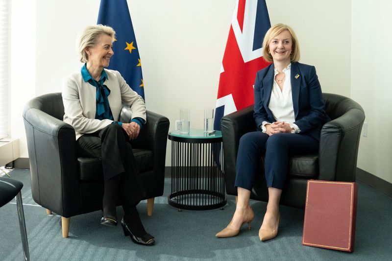 &copy; Reuters. La primera ministra británica, Liz Truss, mantiene una reunión bilateral con la presidenta de la Comisión Europea, Ursula Von Der Leyen, durante su visita a Estados Unidos para asistir a la Asamblea General 77 de la ONU en Nueva York, Estados Unidos. 2