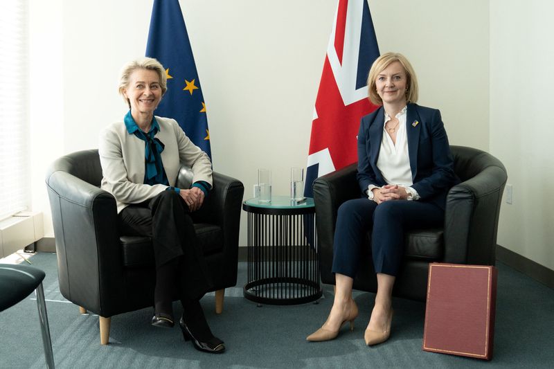 &copy; Reuters. La presidente della Commissione europea Ursula von der Leyen e la prima ministra britannica Liz Truss a New York. Stefan Rousseau/Pool via REUTERS