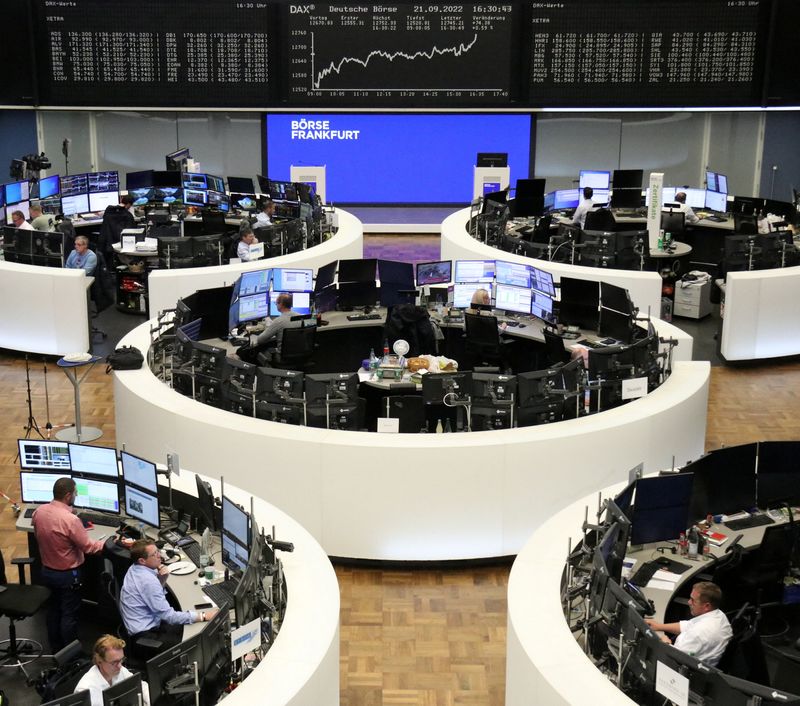 &copy; Reuters. شاشات تعرض بيانات من مؤشر داكس الألماني في بورصة فرانكفورت يوم الاربعاء. تصوير رويترز.