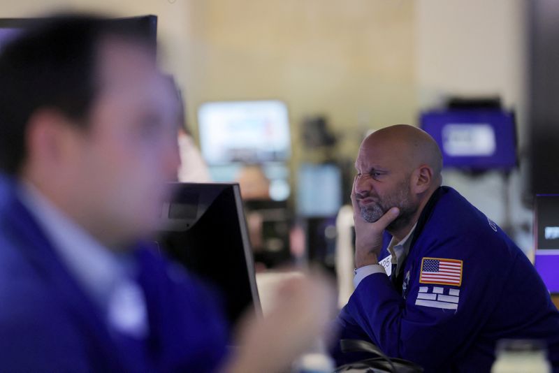 &copy; Reuters. FILE PHOTO: Traders work on the trading floor at the New York Stock Exchange (NYSE) in Manhattan, New York City, U.S., September 13, 2022. REUTERS/Andrew Kelly