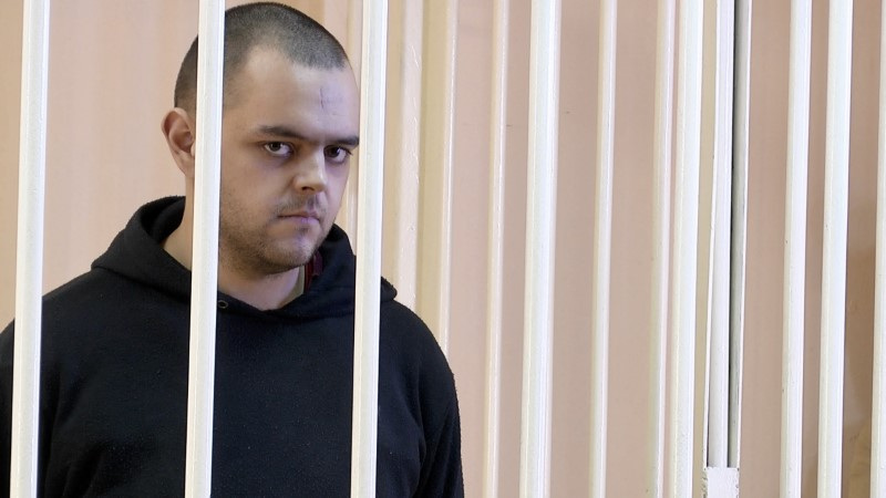 &copy; Reuters. FILE PHOTO: A still image, taken from footage of the Supreme Court of the self-proclaimed Donetsk People's Republic, shows British citizen Aiden Aslin captured by Russian forces during a military conflict in Ukraine, in a courtroom cage at a location give
