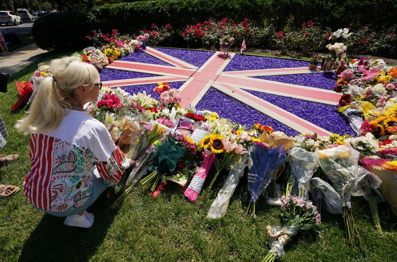 &copy; Reuters. Following the death of Britain's Queen Elizabeth, flowers are placed at a makeshift memorial outside the British Embassy in Washington, U.S., September 9, 2022. REUTERS/Kevin Lamarque