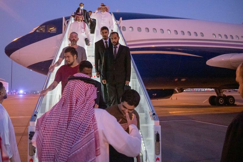 &copy; Reuters. Dix prisonniers de guerre arrivent de Russie à l'aéroport international King Khalid, à Riyad, en Arabie saoudite, après une médiation réussie par le prince héritier Mohammed bin Salman. /Photo prise le 21 septembre 2022/REUTERS/Saudi Press Agency