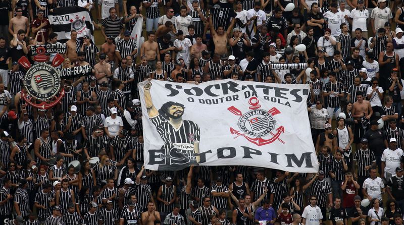 &copy; Reuters. Torcedores do Corinthians com faixa em homenagem a Sócrates durante partida do clube em São Paulo
04/12/2011
REUTERS/Nacho Doce