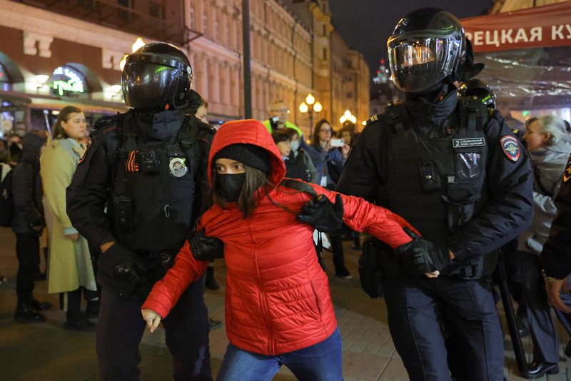 &copy; Reuters. Russian police officers detain a person during an unsanctioned rally, after opposition activists called for street protests against the mobilisation of reservists ordered by President Vladimir Putin, in Moscow, Russia September 21, 2022. REUTERS/REUTERS P