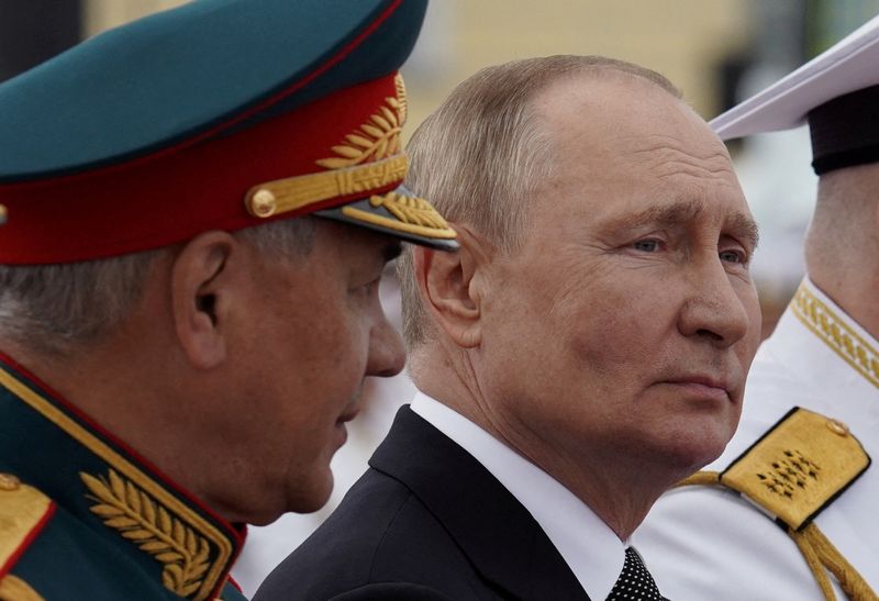 &copy; Reuters. الرئيس الروسي فلاديمير بوتين ووزير الدفاع سيرجي شويجو في سان بطرسبرج يوم 31 يوليو تموز 2022. صورة من سبوتنيك. 