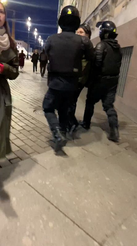 © Reuters. شرطيان يعتقلان رجلا خلال احتجاجات مناهضة للتعبئة في سان بطرسبرج في روسيا يوم الاربعاء. صورة من وسائل التواصل الاجتماعي محظور إعادة بيعها أو وضعها في أرشيف. 