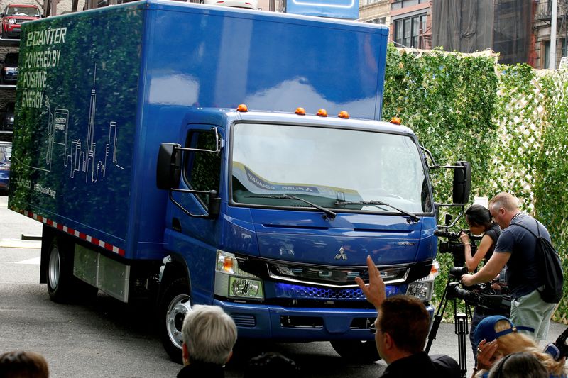 © Reuters. FILE PHOTO: A new Daimler AG, FUSO battery-powered eCanter urban delivery truck is unveiled during a news conference in New York City, U.S. September 14, 2017. REUTERS/Brendan McDermid/File Photo