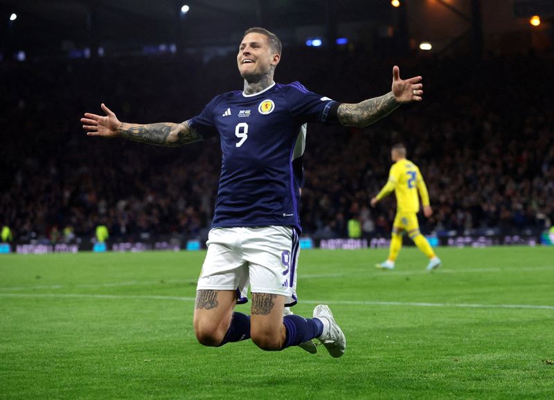 &copy; Reuters. ليندون دايكس لاعب اسكتلندا يحتفل بتسجيل هدف خلال مباراة لفريقه ضمن مباريات دوري الأمم الأوروبية لكرة القدم في جلاسجو يوم الأربعاء. تصوير: ر