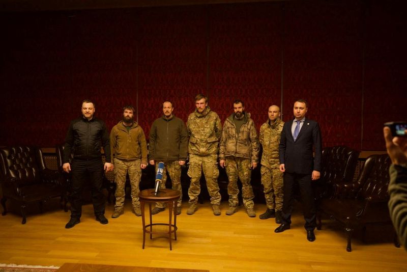 © Reuters. Commanders of defender of the Azovstal Iron and Steel Works in Mariupol Denys Prokopenko, Serhii Volynskyi, Sviatoslav Palamar, Denys Shleha, Oleh Homenko together with Ukraine’s Interior Minister Denys Monastyrskyi and Military Intelligence chief Kyrylo Budanov speak with Ukrainian President Volodymyr Zelenskiy via video link after prisoners of war (POWs) swapping, amid Russia's attack on Ukraine, in location given as Turkey, in this handout picture released September 22, 2022. Press service of the Interior Ministry of Ukraine/Handout via REUTERS 