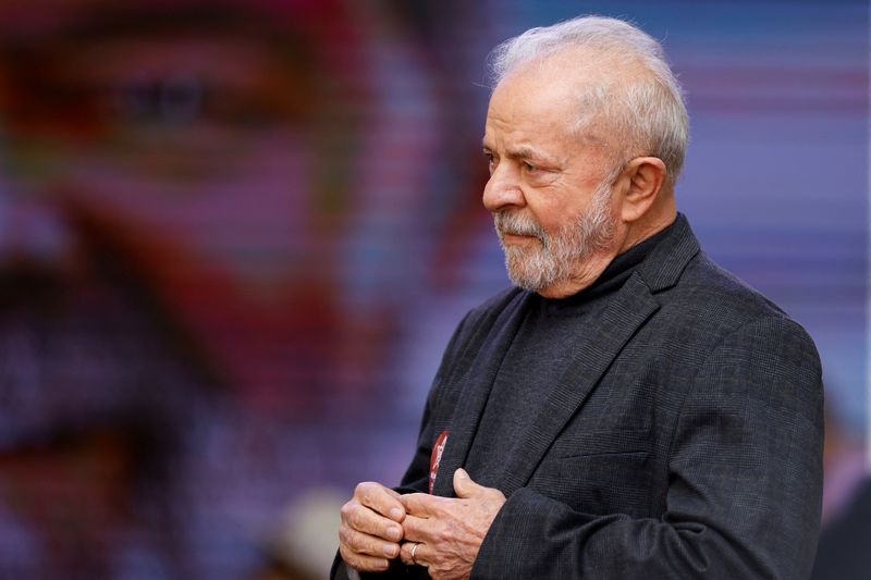 &copy; Reuters. FILE PHOTO: Former Brazilian President and presidential candidate Luiz Inacio Lula da Silva attends a rally in Curitiba, Brazil, September 17, 2022. REUTERS/Rodolfo Buhrer/File Photo